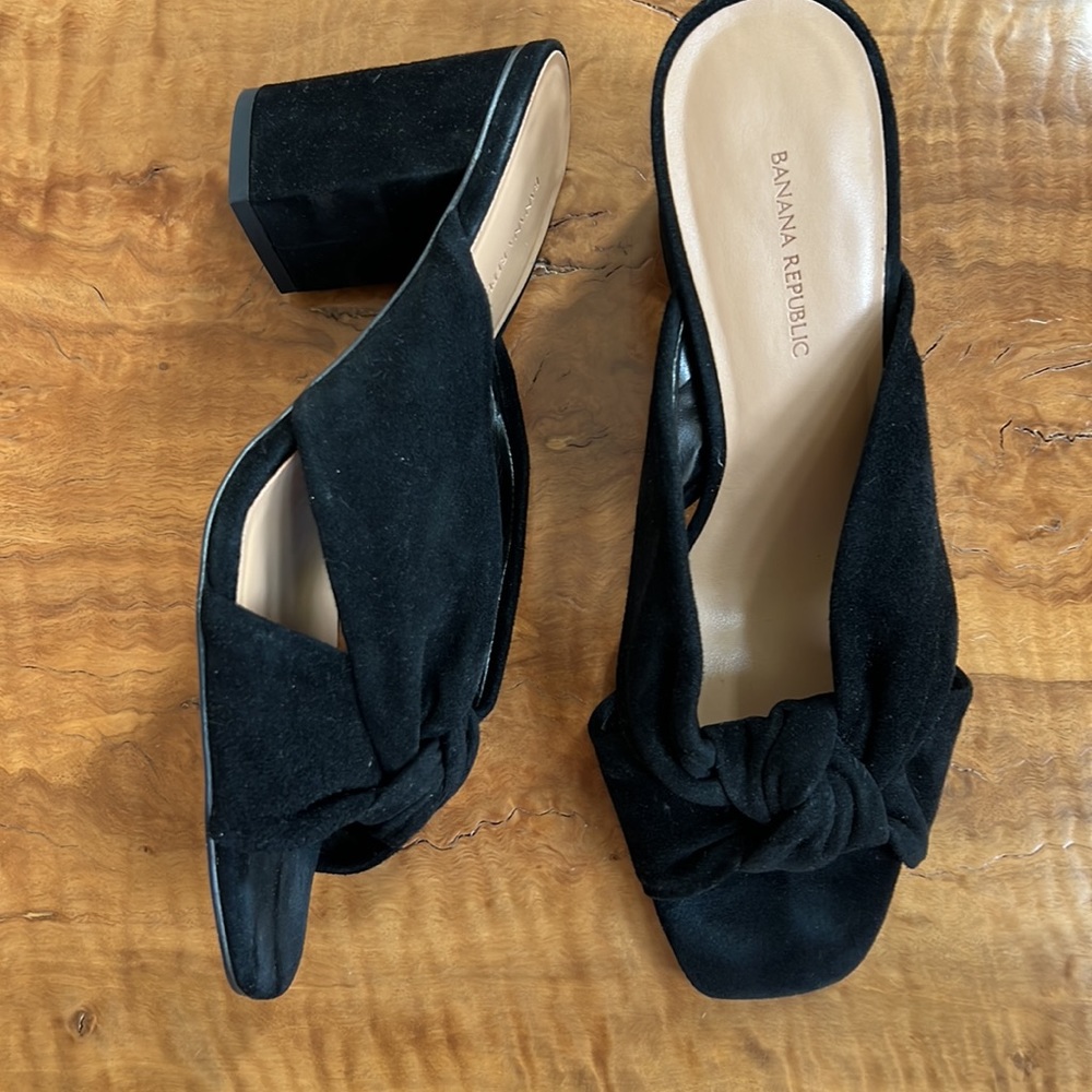 Beautiful Banana Republic Suede Slingback Heels